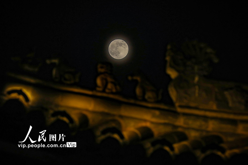2025年11月5日晚，一輪“超級月亮”升起在山西省長治市武鄉縣夜空，與古塔、建筑相映成趣。李勇攝（人民圖片網）