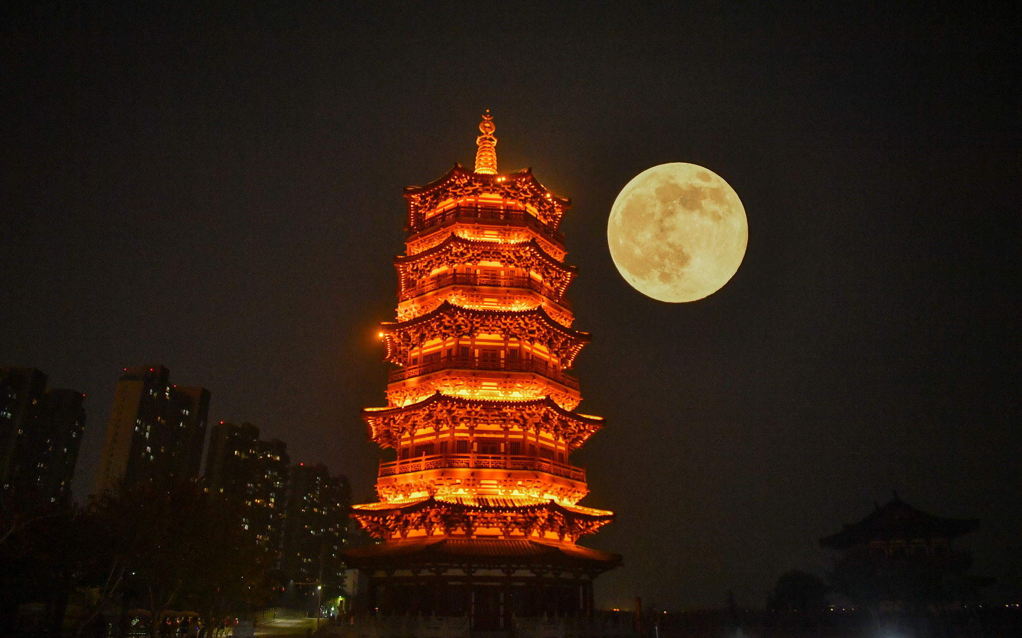 看，今年最大的“超級月亮”來啦