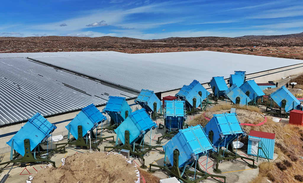 “藍箱子”里裝著廣角切倫科夫望遠鏡，構成廣角切倫科夫望遠鏡陣列（10月28日攝，無人機照片）。