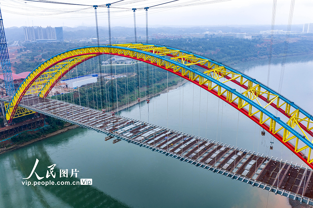 四川屏山：岷江二橋主橋鋼格子梁順利合龍【5】