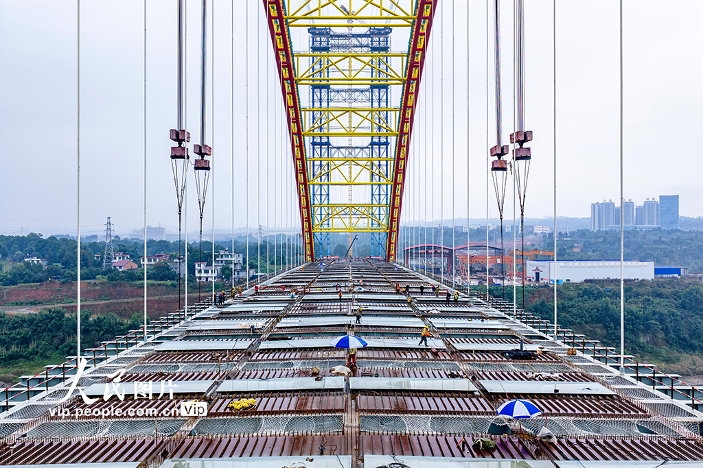 四川屏山：岷江二橋主橋鋼格子梁順利合龍【2】