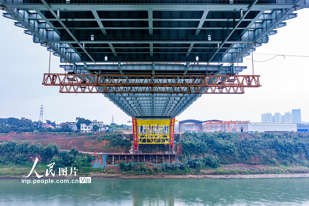 四川屏山：岷江二橋主橋鋼格子梁順利合龍【4】