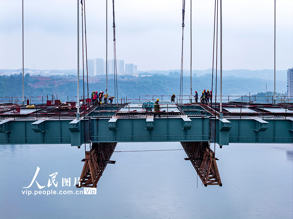 四川屏山：岷江二橋主橋鋼格子梁順利合龍【3】