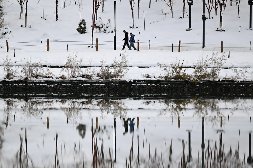 11月6日，人們走在烏魯木齊市水磨溝區的一處公園里。新華社記者 辛悅衛 攝