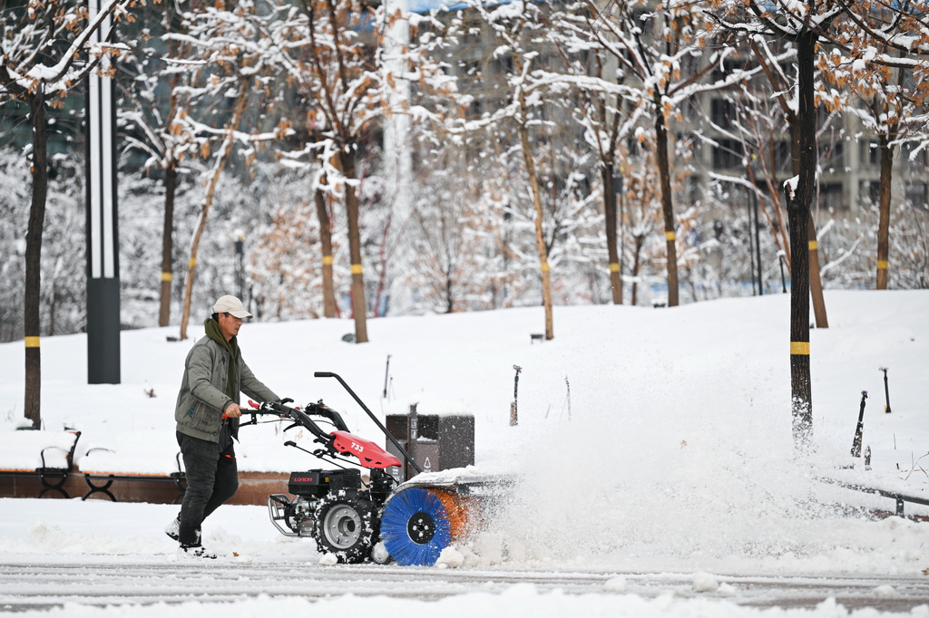 11月6日，工作人員在烏魯木齊市水磨溝區的一處公園里清雪。新華社記者 辛悅衛 攝