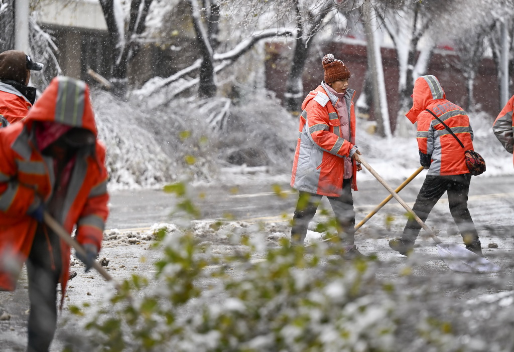 11月6日，在烏魯木齊市紅山路，環衛工人在清掃路面積雪。新華社記者 王菲 攝