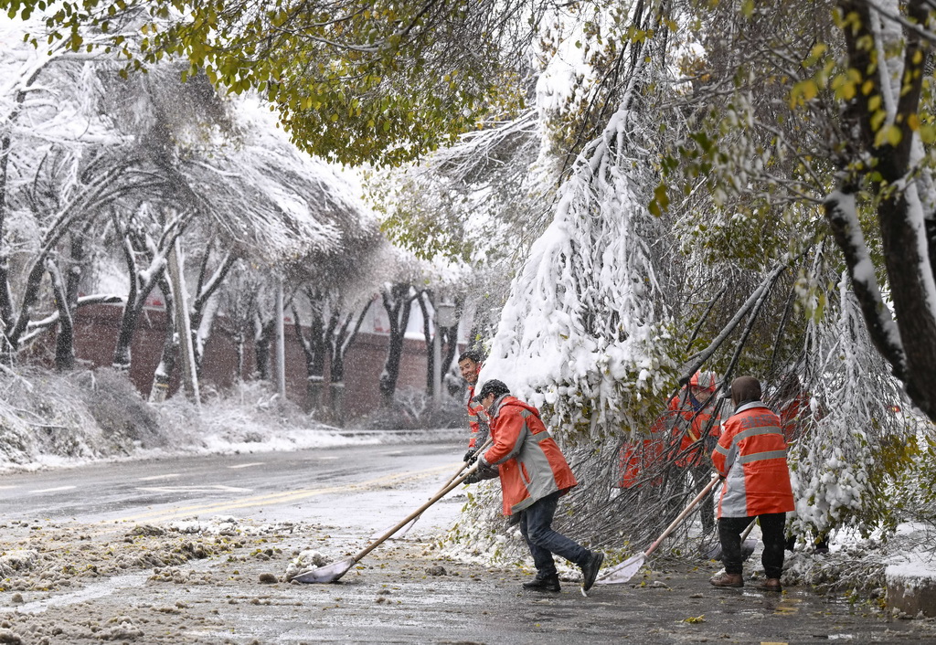 11月6日，在烏魯木齊市紅山路，環衛工人在清掃路面積雪。新華社記者 王菲 攝