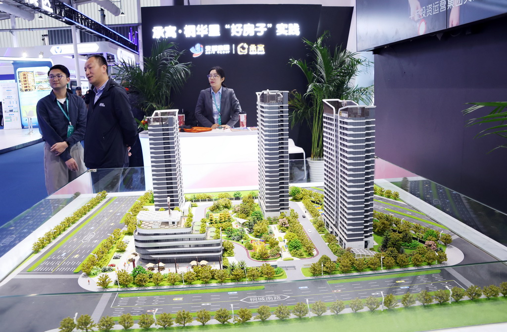 11月6日，參觀者在住博會上參觀。