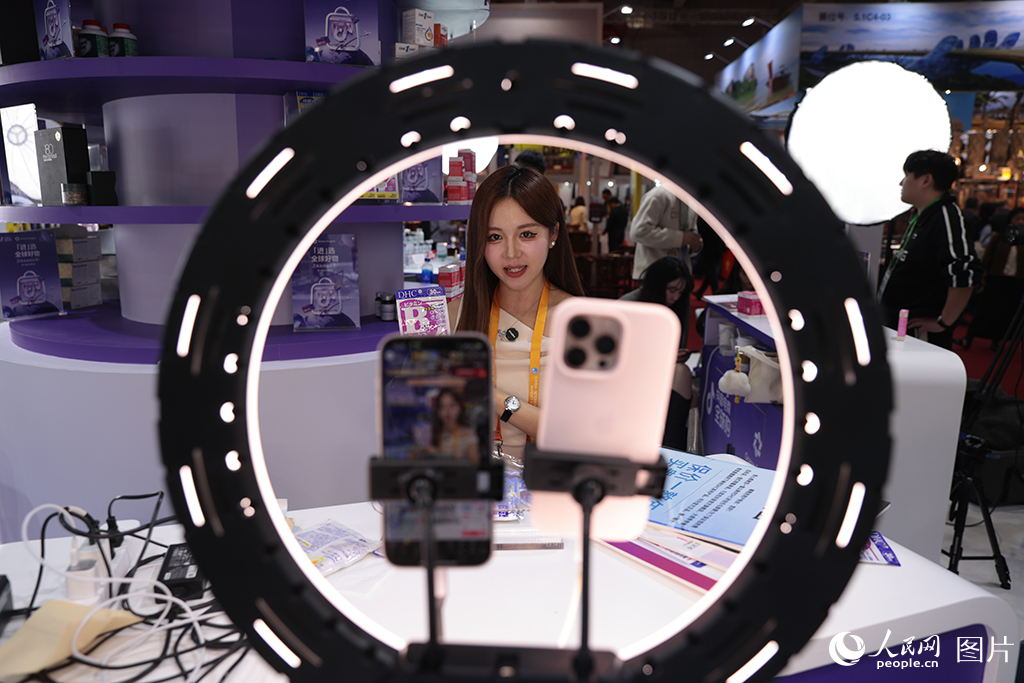 11月6日，第八屆中國國際進口博覽會正在上海國家會展中心舉行，抖音電商全球購邀請25位帶貨達人在進博會現場開播，介紹來自全球的優質好物，助力消費結構持續升級。人民網記者 張武軍攝