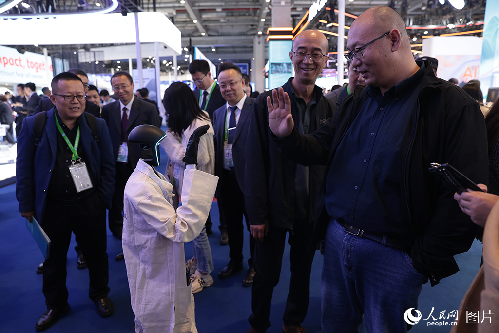 11月6日，第八屆中國國際進口博覽會正在上海國家會展中心舉行，觀眾與身穿傳統中國服裝的人形機器人互動。人民網記者 張武軍攝