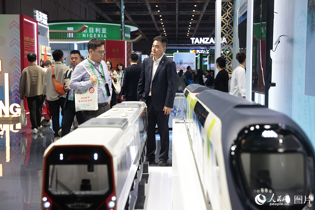 11月6日，第八屆中國國際進口博覽會正在上海國家會展中心舉行，觀眾在參觀中國中車自主研發的動車組模型。人民網記者 張武軍攝