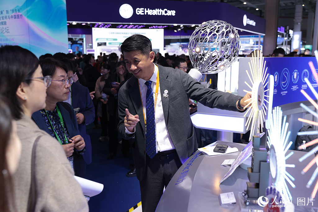 11月6日，第八屆中國國際進口博覽會正在上海國家會展中心舉行，美敦力脈沖射頻雙能量及高精密度標測三合一全功能導管產品中國首展。人民網記者 張武軍攝