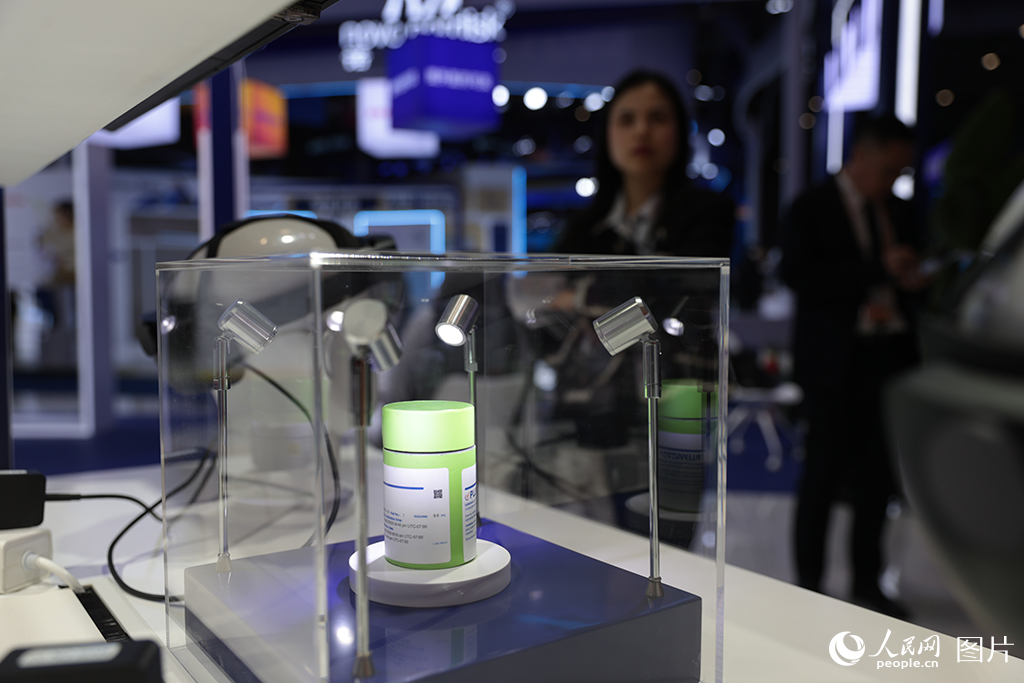 11月6日，第八屆中國國際進口博覽會正在上海國家會展中心舉行，諾華公司剛剛在中國市場獲批上市的放射配體療法（RLT）藥物派威妥迎來中國首展。人民網記者 張武軍攝