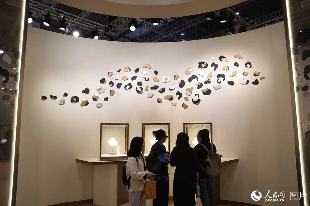 11月6日，第八屆中國國際進口博覽會正在上海國家會展中心舉行，卡地亞展區的作品吸引觀眾駐足觀看。人民網記者 張武軍攝