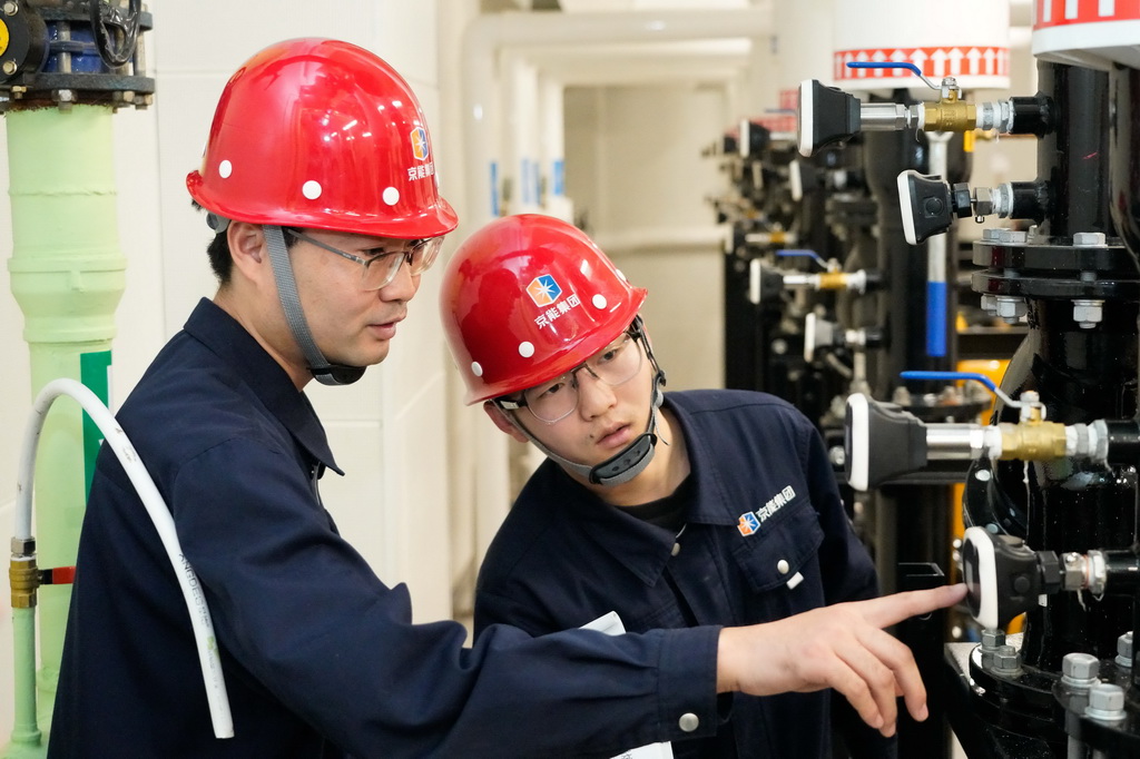 11月7日，在北京熱力海淀分公司上河村C區鍋爐房，工作人員檢查、記錄設備運行情況。