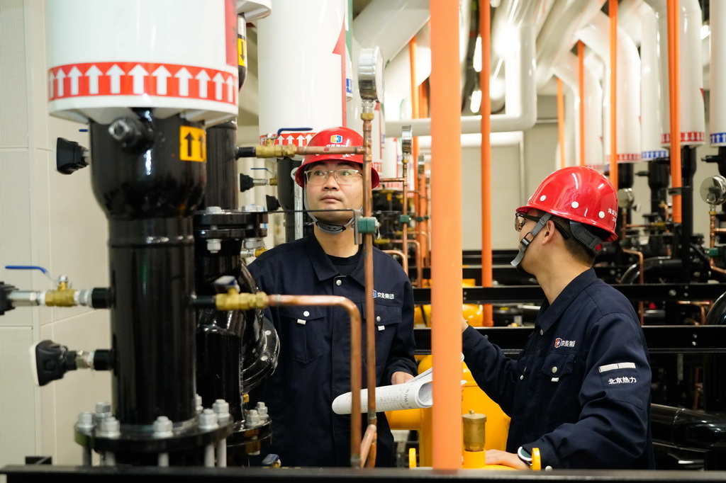 11月7日，在北京熱力海淀分公司上河村C區鍋爐房，工作人員在查看設備運行情況。