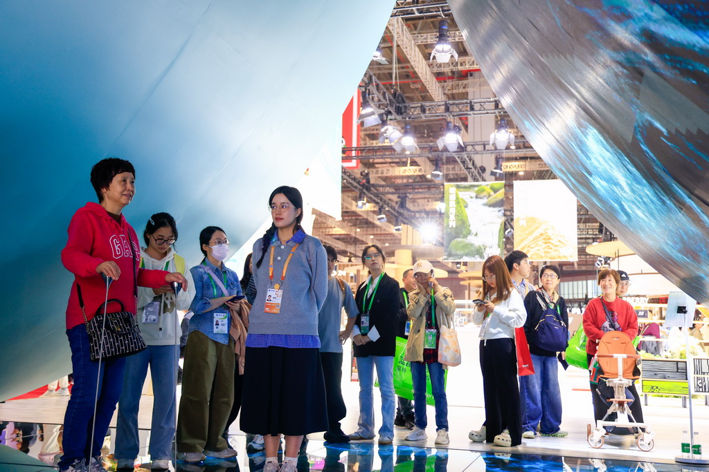 11月8日，在第八屆進博會消費品展區，觀眾在一家精品買手品牌展臺體驗。新華社記者 劉佳琪 攝