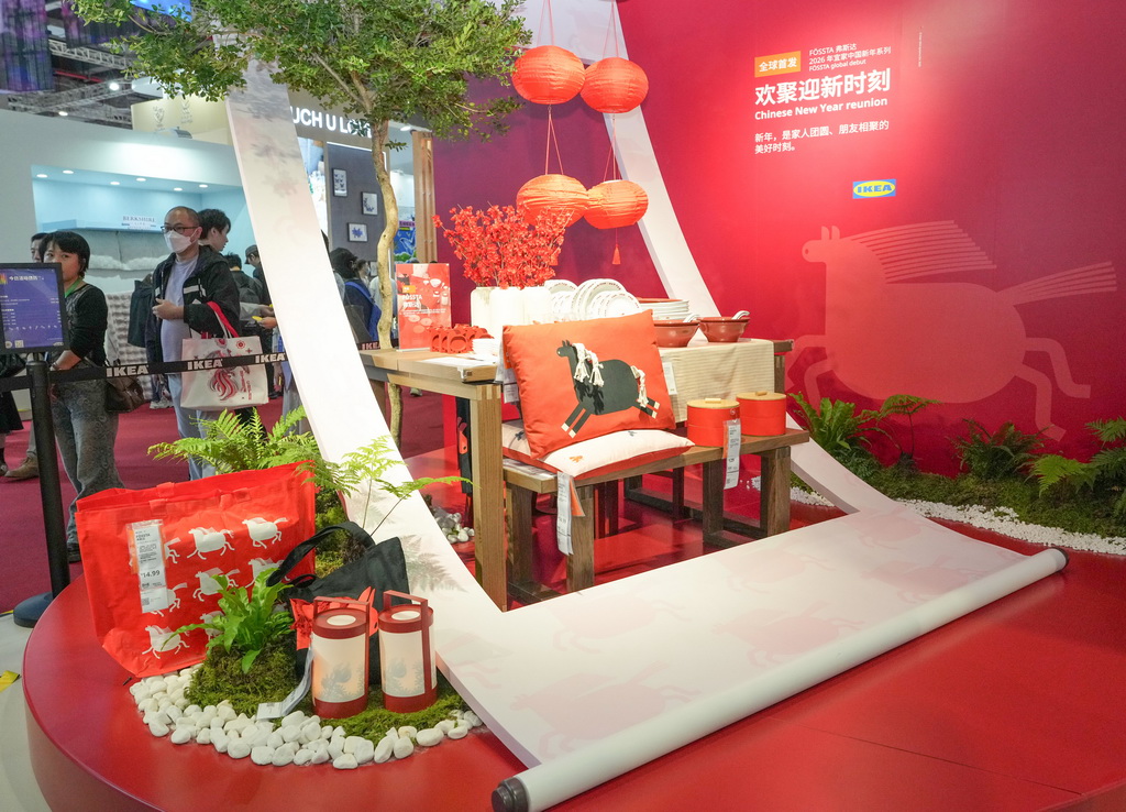 這是11月6日在第八屆進博會消費品展區拍攝的宜家弗斯達2026年中國新年系列展品。新華社記者 任鵬飛 攝