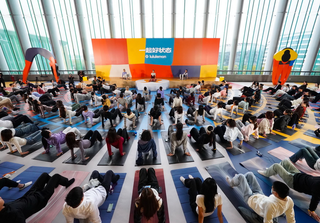 這是11月8日在第八屆進博會消費品展區外拍攝的露露樂蒙主辦的百人瑜伽活動。新華社記者 杜昕怡 攝