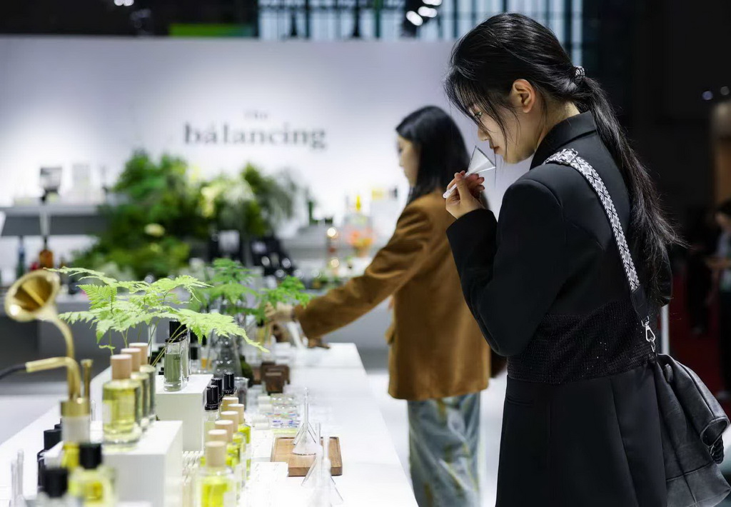 11月8日，在第八屆進博會消費品展區，觀眾在一家香水品牌展臺試聞香水。新華社記者 王澤聰 攝