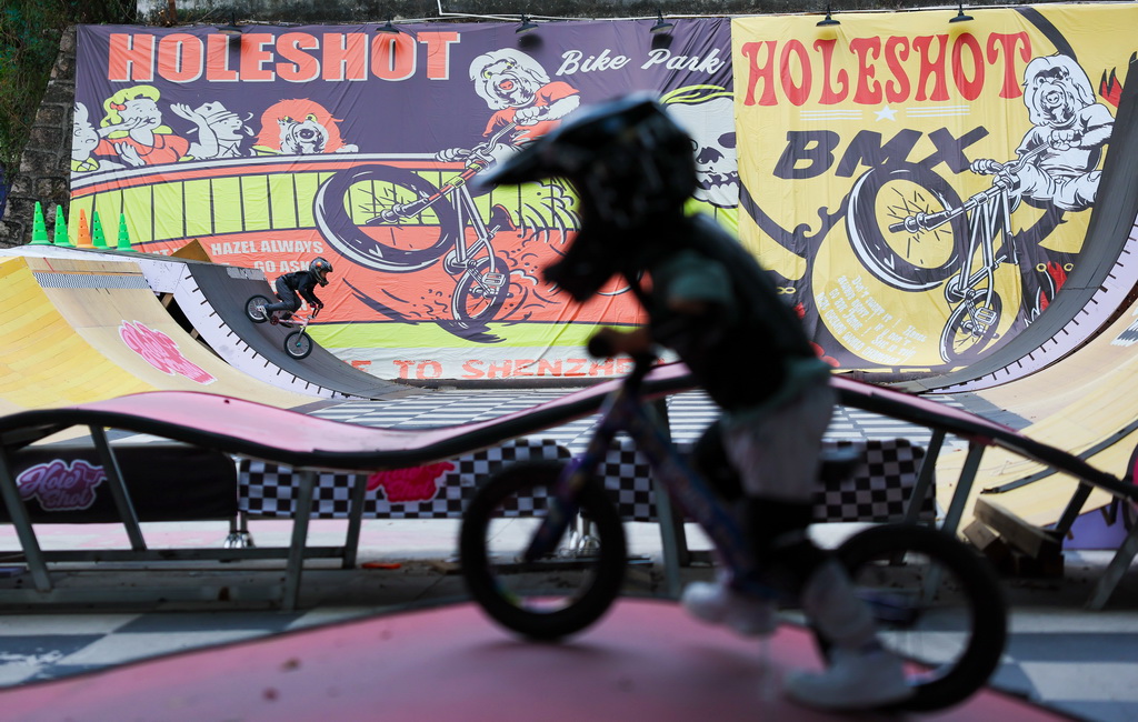 10月31日，在位于深圳福田區的HOLE SHOT騎行公園，小朋友們練習小輪車。新華社記者 胡星宇 攝