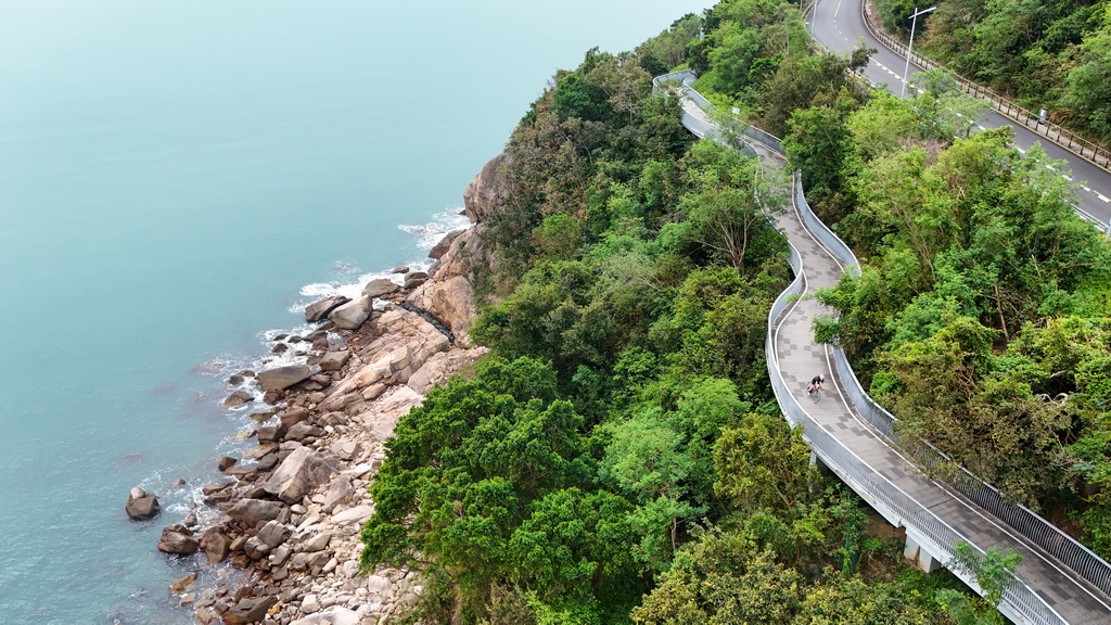 10月29日，黃蘊瑤在深圳鹽田海邊騎行（無人機照片）。新華社記者 梁旭 攝