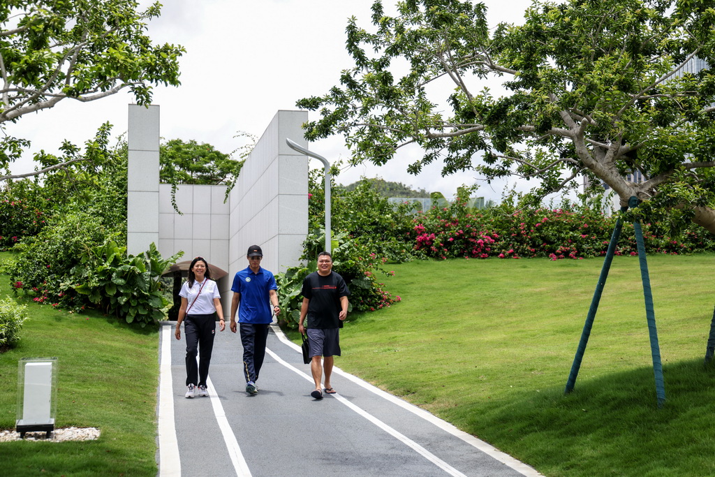 6月21日，天沐賽艇會的合伙人湯少文、朱銘琨和陳志鵬（由左至右）走在賽艇公園內。 新華社記者 毛思倩 攝