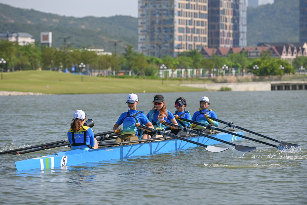 11月1日，來自澳門科技大學的學員在天沐河上訓練。新華社記者 肖恩楠 攝