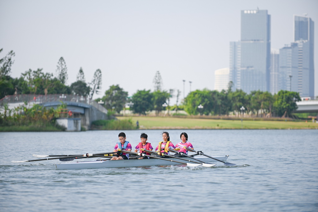 11月1日，學員們在天沐河上訓練。新華社記者 肖恩楠 攝