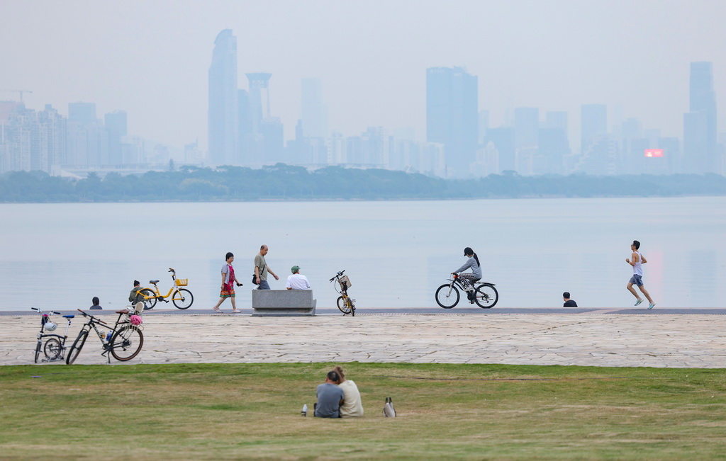 10月30日，市民在深圳灣公園健身。新華社記者 胡星宇 攝