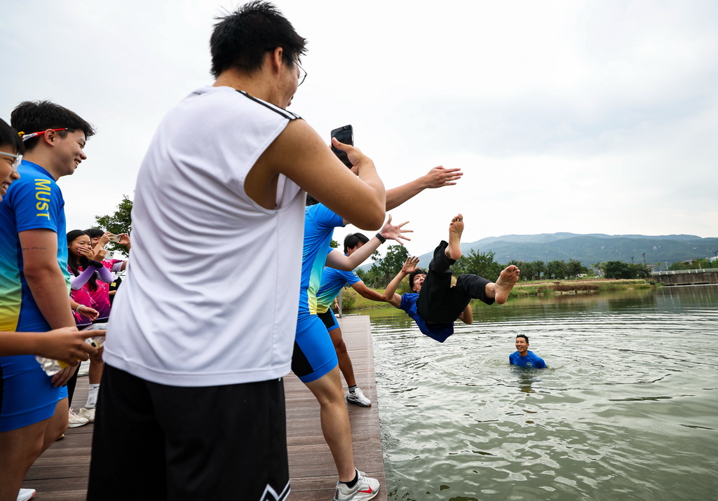11月1日，賽艇隊成員在訓練后為教練朱銘琨（右二）和學員趙煜陽（右一）慶祝生日。新華社記者 胡星宇 攝