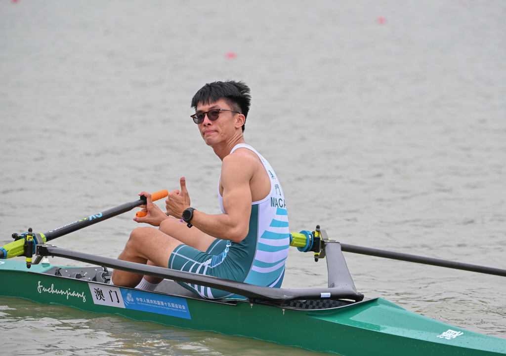 11月6日，澳門隊選手朱銘琨在十五運會賽艇男子輕量級單人雙槳比賽后。新華社記者 肖恩楠 攝