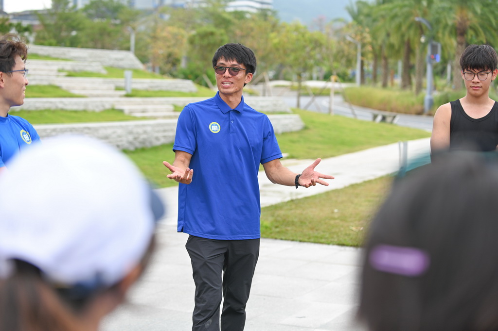 11月1日，教練朱銘琨（中）在訓練后與學員進行總結。新華社記者 肖恩楠 攝