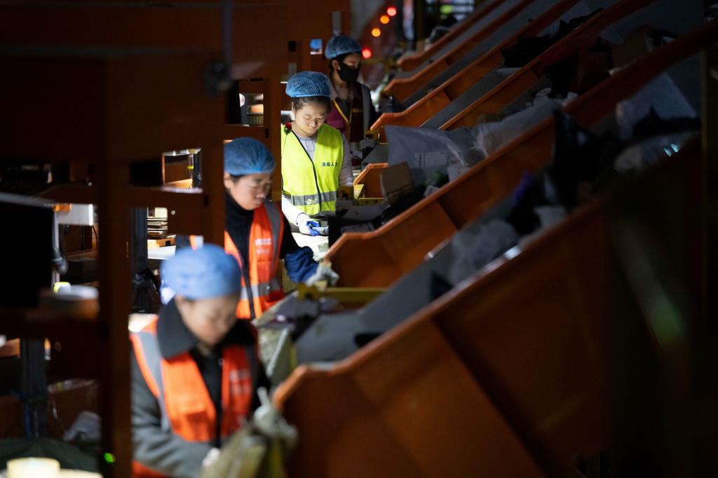 11月10日晚，在中國郵政集團有限公司黑龍江省哈爾濱郵區中心，工作人員在分揀快遞。