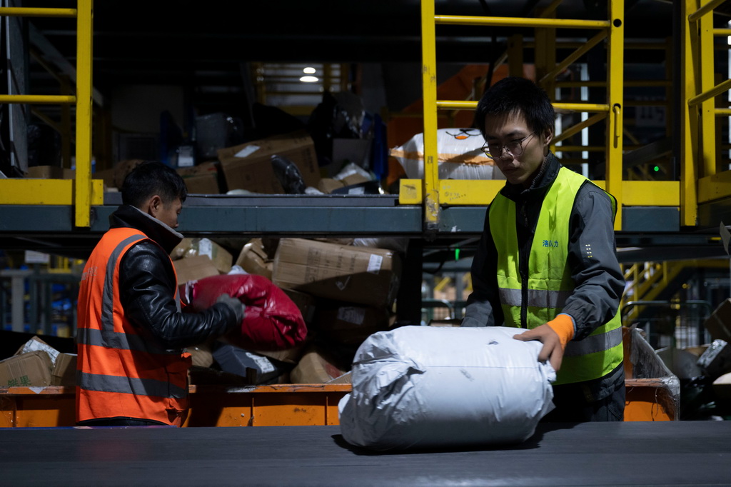 11月10日晚，工作人員在中國郵政集團有限公司黑龍江省哈爾濱郵區中心作業。