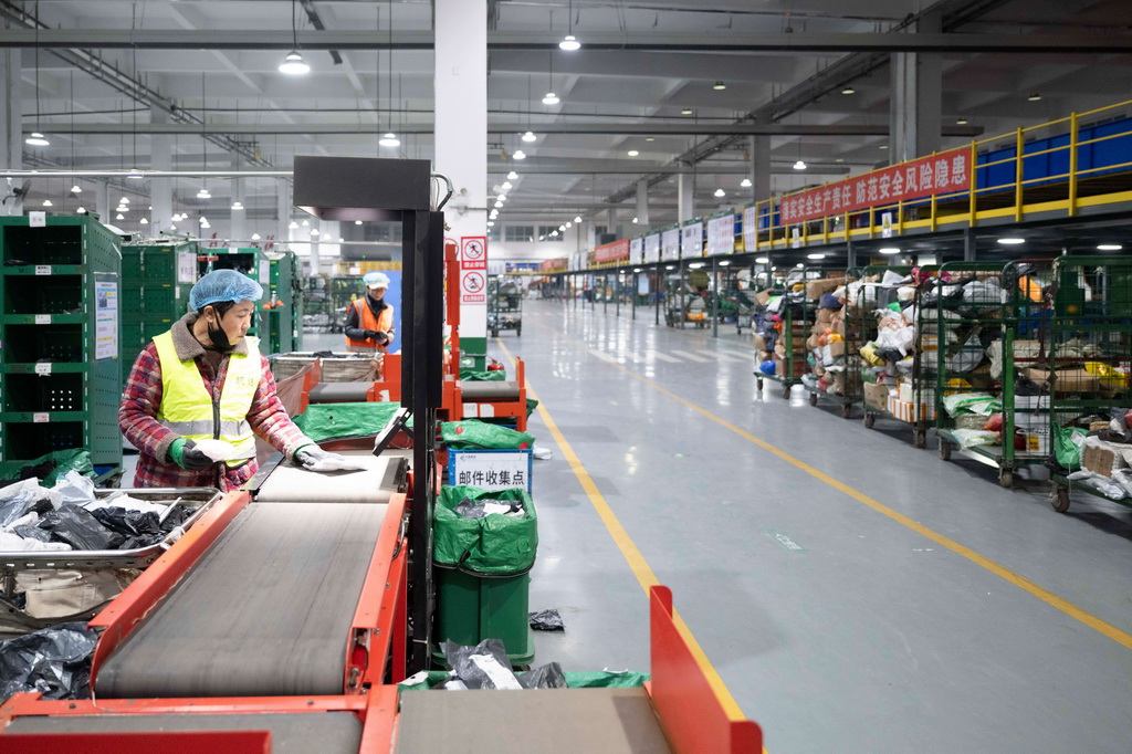 11月10日晚，在中國郵政集團有限公司黑龍江省哈爾濱郵區中心，工作人員在分揀快遞。