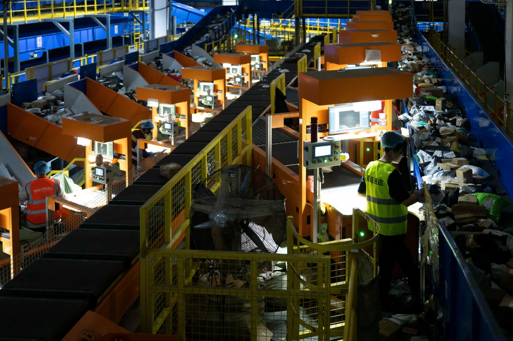 11月10日晚，在中國郵政集團有限公司黑龍江省哈爾濱郵區中心，工作人員在分揀快遞。