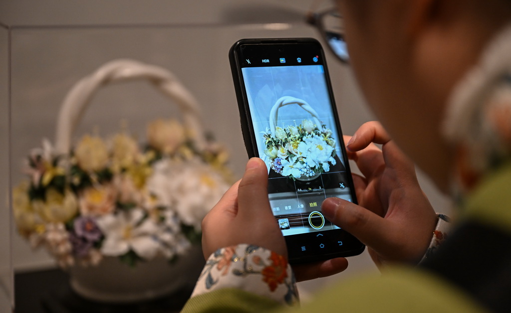 11月11日，觀眾在西班牙塔拉韋拉文化中心拍攝白瓷展品。