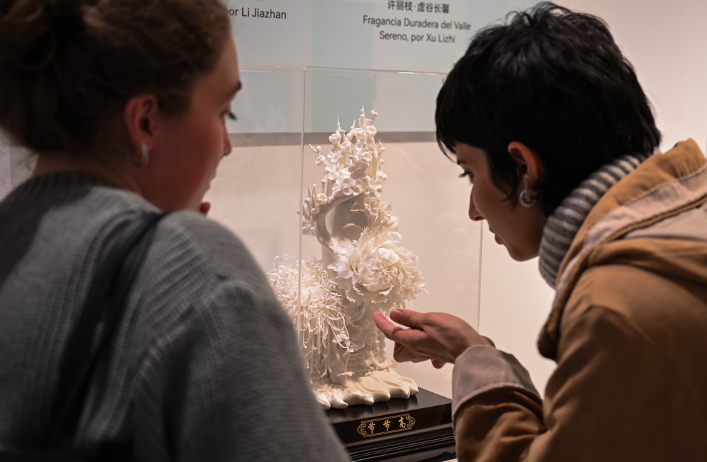 11月11日，觀眾在西班牙塔拉韋拉文化中心欣賞德化白瓷展品。