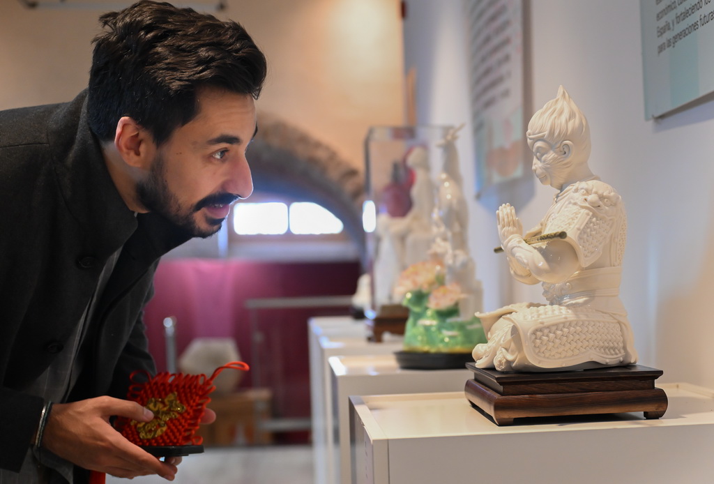 11月11日，一名男士在西班牙塔拉韋拉文化中心欣賞德化白瓷展品。