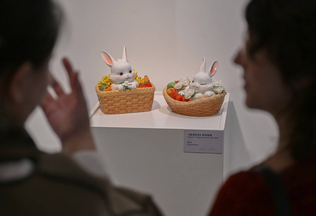 11月11日，觀眾在西班牙塔拉韋拉文化中心欣賞德化白瓷展品。