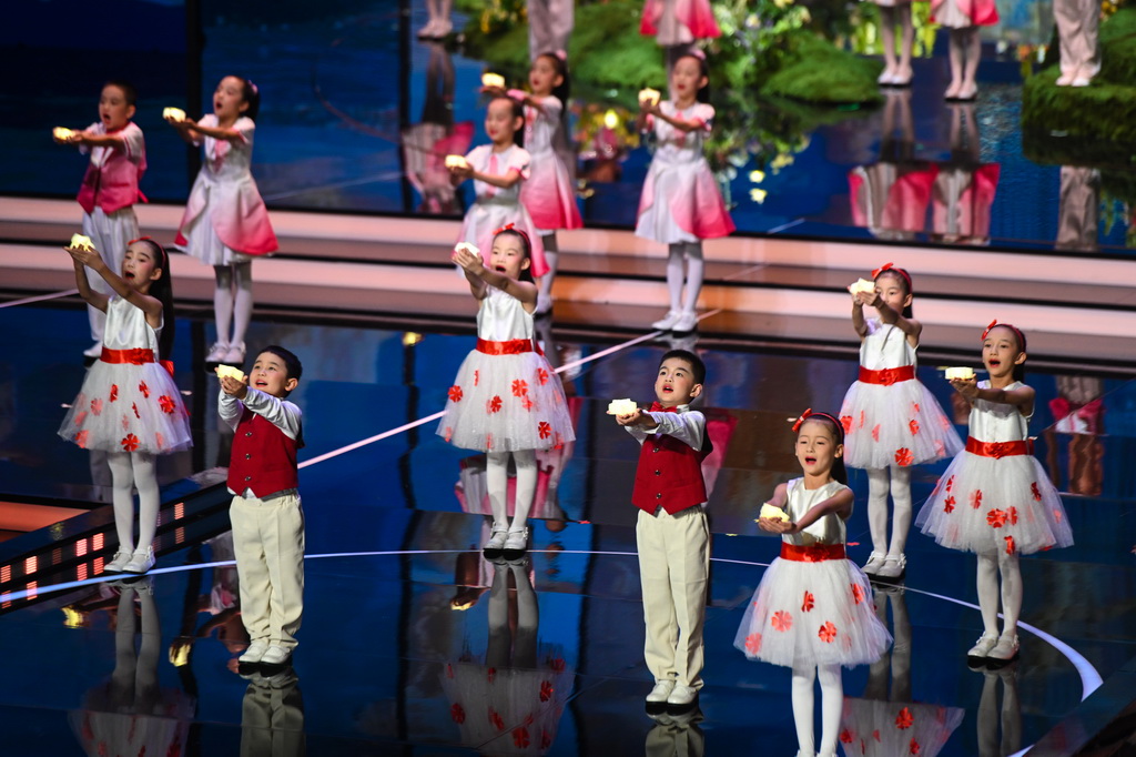 11月11日晚拍攝的2025年中國金雞百花電影節開幕式現場。