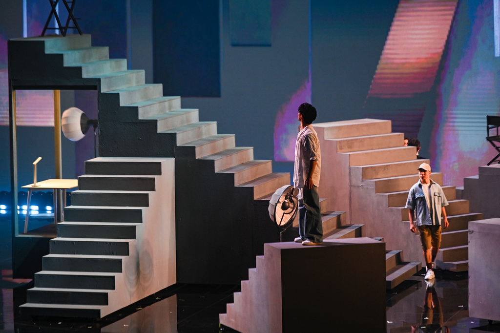 11月11日晚拍攝的2025年中國金雞百花電影節開幕式現場。