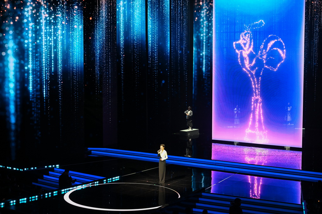 11月11日晚拍攝的2025年中國金雞百花電影節開幕式現場。