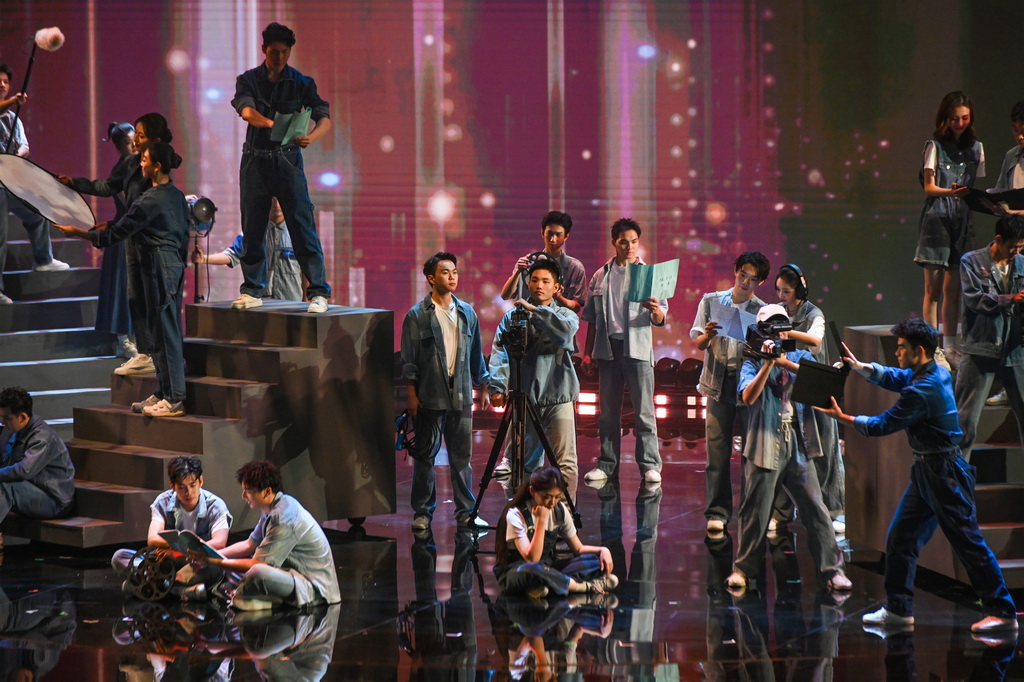 11月11日晚拍攝的2025年中國金雞百花電影節開幕式現場。