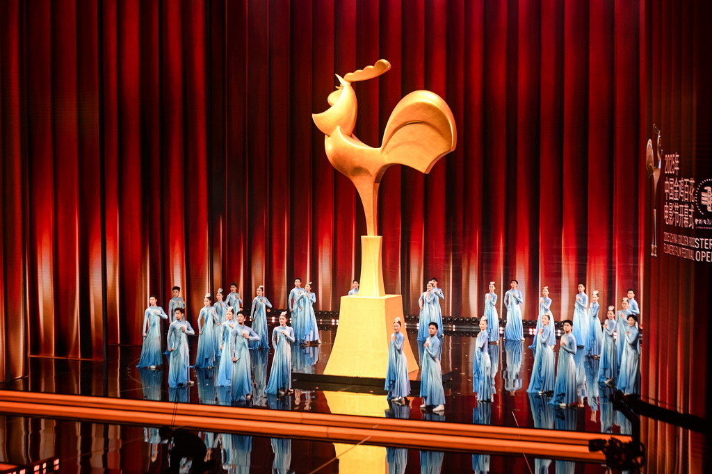 11月11日晚拍攝的2025年中國金雞百花電影節開幕式現場。