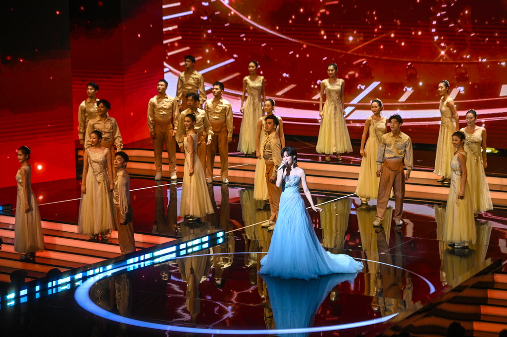 11月11日晚拍攝的2025年中國金雞百花電影節開幕式現場。