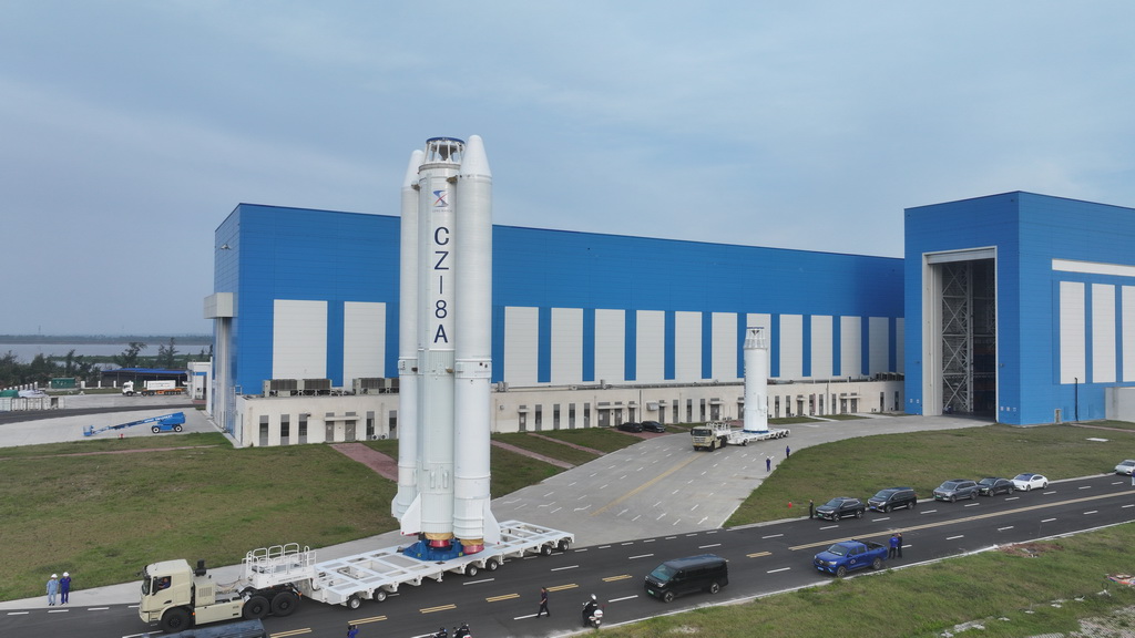 11月11日，長八甲遙五火箭箭體被運出測試廠房（無人機照片）。