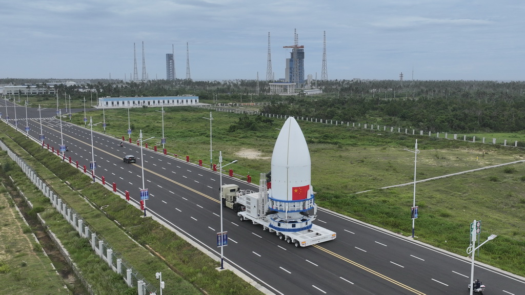 這是11月11日拍攝的長八甲遙五火箭整流罩轉運現場（無人機照片）。