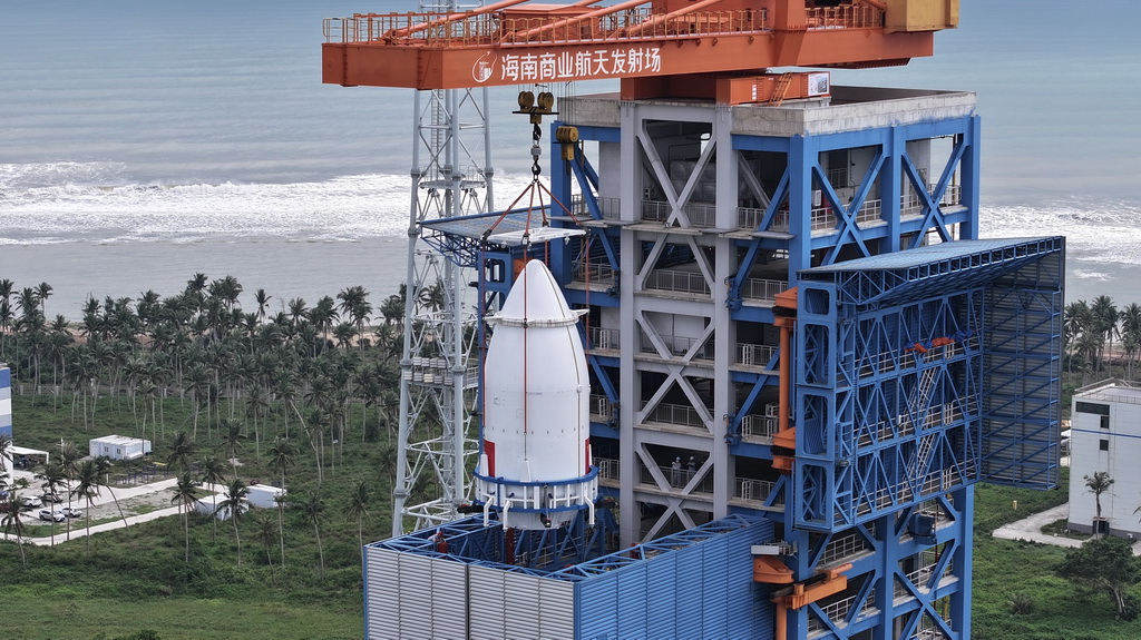 這是11月11日拍攝的長八甲遙五火箭整流罩吊裝作業現場（無人機照片）。